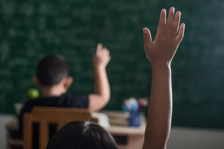 Aulas llenas y un riesgo que casi nadie mide: ¿Qué están respirando los alumnos?