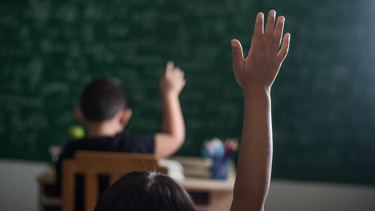 Aulas llenas y un riesgo que casi nadie mide: ¿Qué están respirando los alumnos?